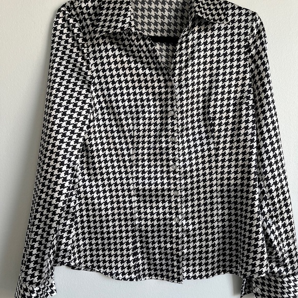 Patterned satin blouse. Size small. Great condition! - Picture 4 of 4